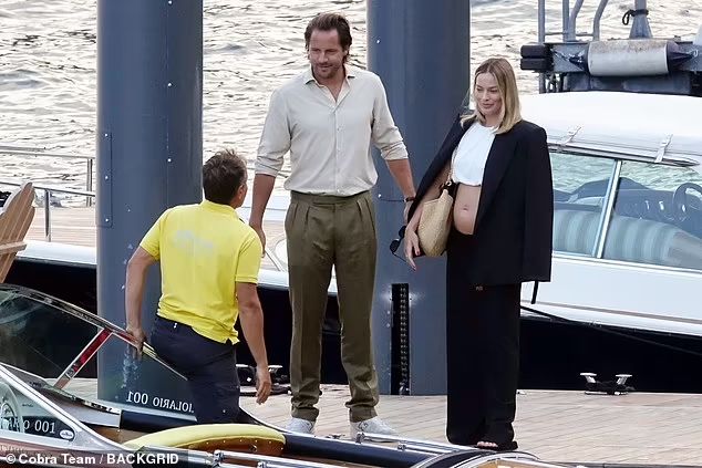 Tom Ackerley e Margot Robbie incinta sul lago di Como
