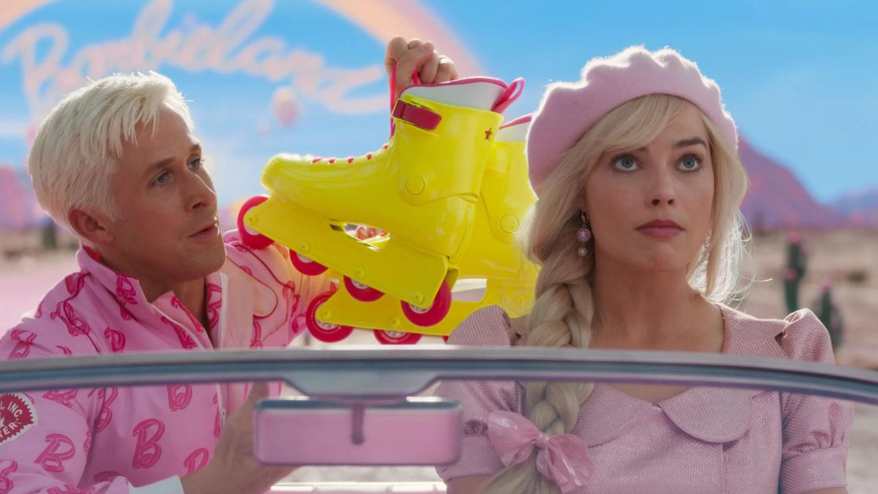 Ken e Barbie in auto con roller gialli