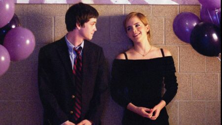 Logan Lerman ed Emma Watson in una scena di Noi siamo infinito