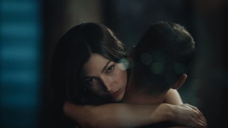 In fiamme, una scena della serie tv Netflix