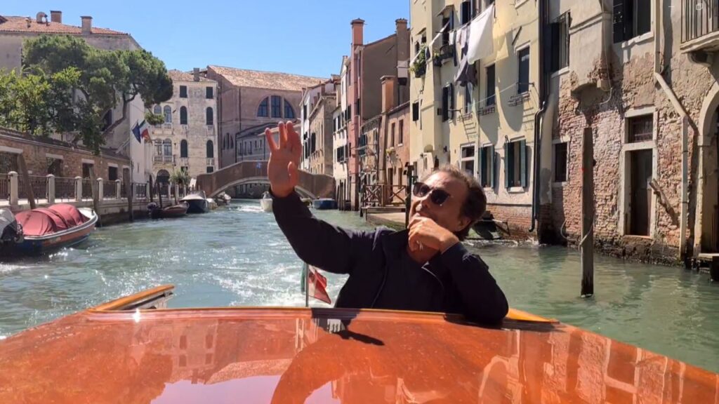 Antonio Zequila a Venezia saluta i fan ma non c'è nessuno: il video è virale