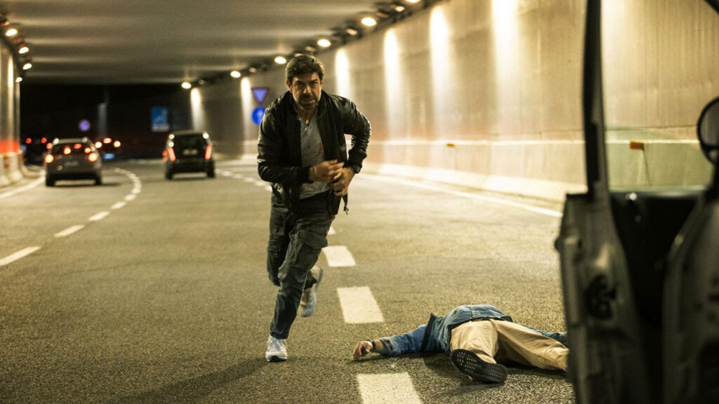 Pierfrancesco Favino scappa dalla scena del crimine in L'ultima notte di Amore