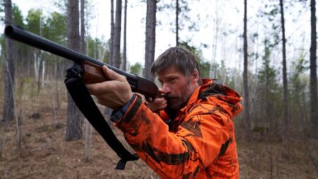 Nicolaj Coster Waldau con fucile in The Silencing