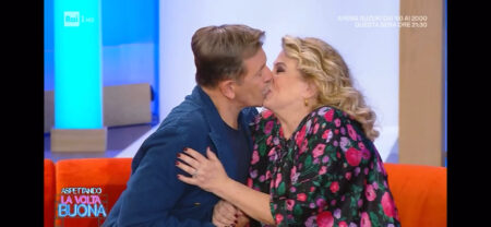 Pietro Genuardi e Serena Grandi si baciano