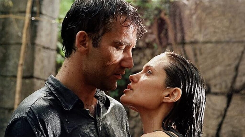 Amore senza confini – Beyond Borders, una storia vera ha ispirato il film? Frame che ritrae Clive Owen e Angelina Jolie in Beyond Borders - Amore senza confini