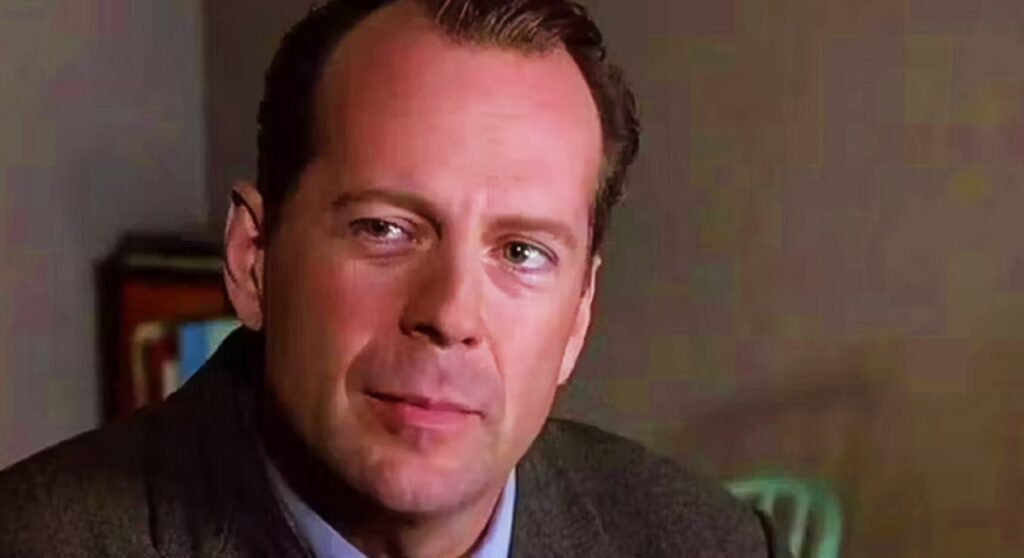Bruce Willis, come sta oggi: la sua situazione svelata da un amico Frame che ritrae Bruce Willis ne Il sesto senso