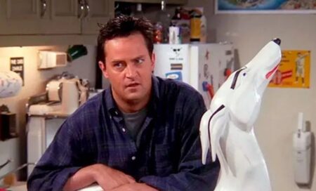 Frame che ritrae Matthew Perry nei panni di Chandler Bing in Friends