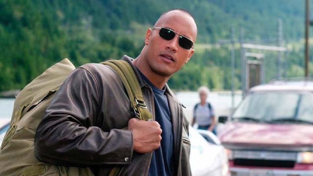 Frame che ritrae Dwayne Johnson in A testa alta