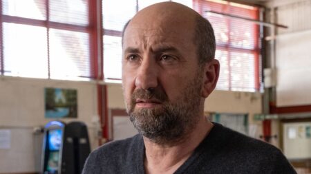 Cento Domeniche, la recensione del film diretto da Antonio Albanese Un immagine di Antonio Albanese nel film Cento Domeniche.