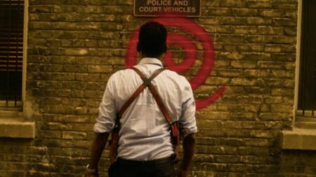 Chris Rock guarda la spirale in Spiral