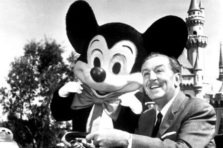 Walt Disney con la sua creatura Topolino.