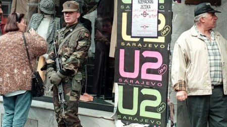 Kiss the Future, la recensione del documentario sulla guerra in Bosnia e gli U2 Kiss the Future, la recensione del documentario sulla guerra in Bosnia e gli U2
