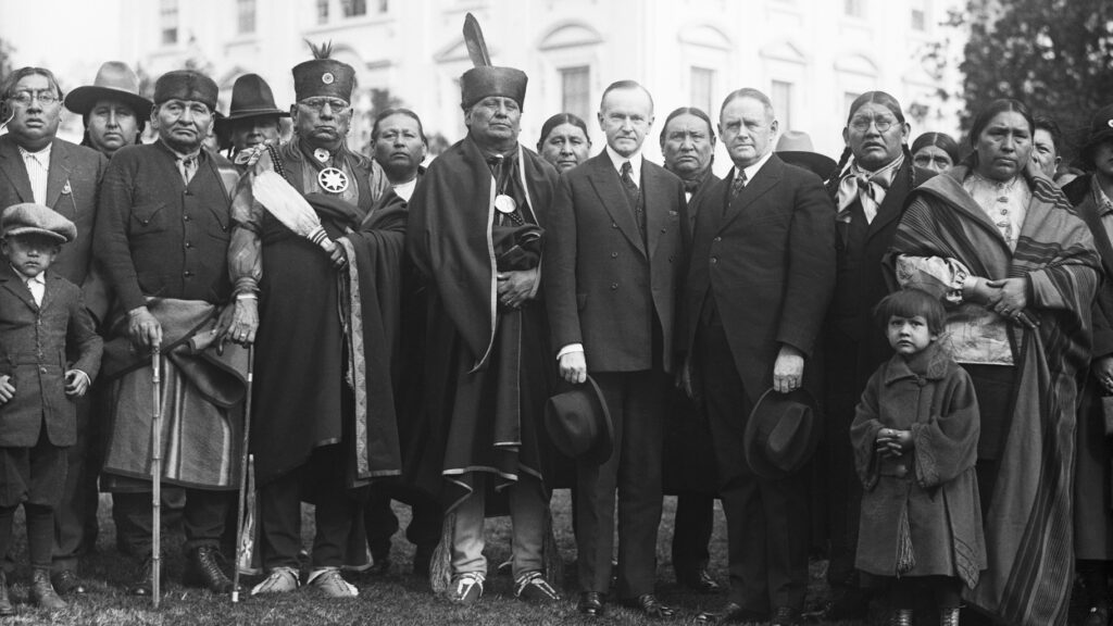 Gli Osage assieme ai "tutori" bianchi in una foto d'epoca
