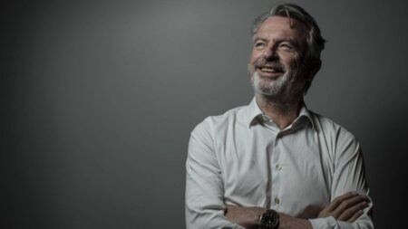 Sam Neill, il tumore è al terzo stadio: un farmaco sperimentale per allungargli la vita