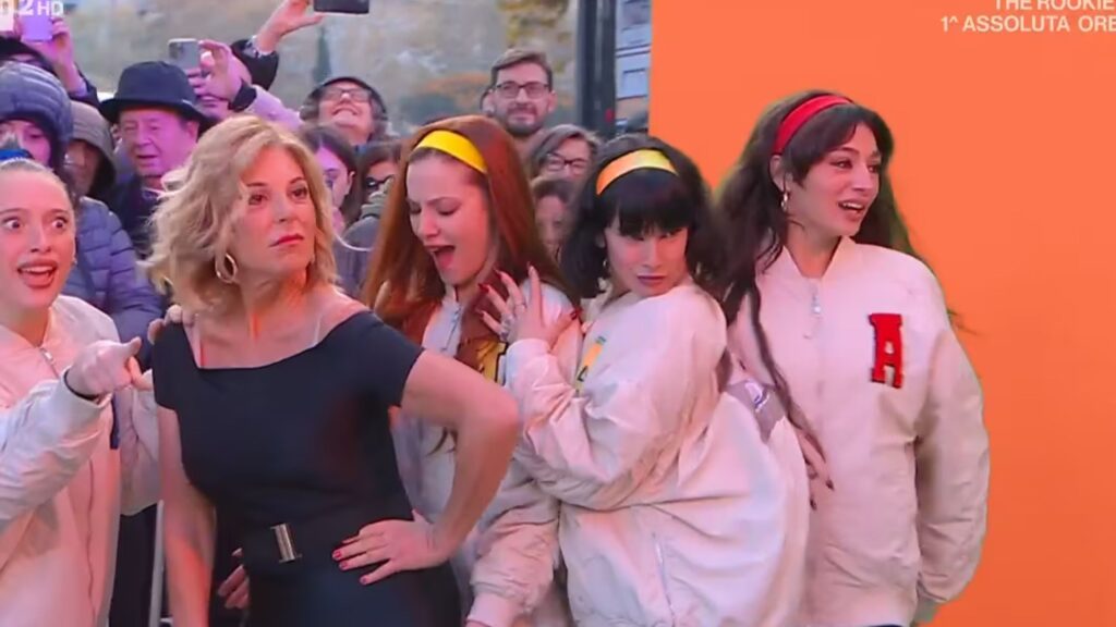 Sonia Sarno, al TG1 si spoglia e balla Grease: il video assurdo da Viva Rai 2
