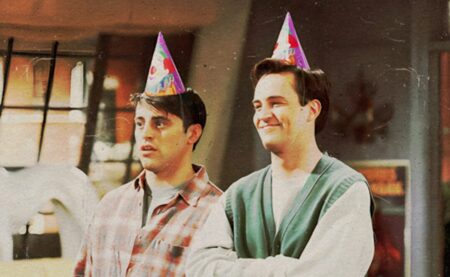 Frame che ritrae Matthew Perry e Matt LeBlanc in Friends