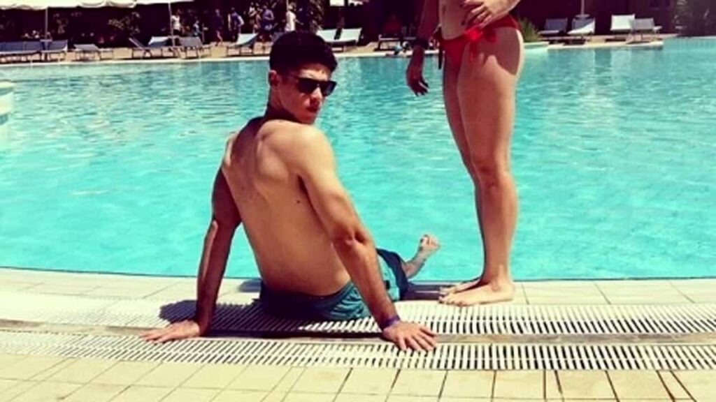 Chi era Luca Sacchi, ucciso davanti alla fidanzata per una storia di droga Luca Sacchi davanti a una piscina