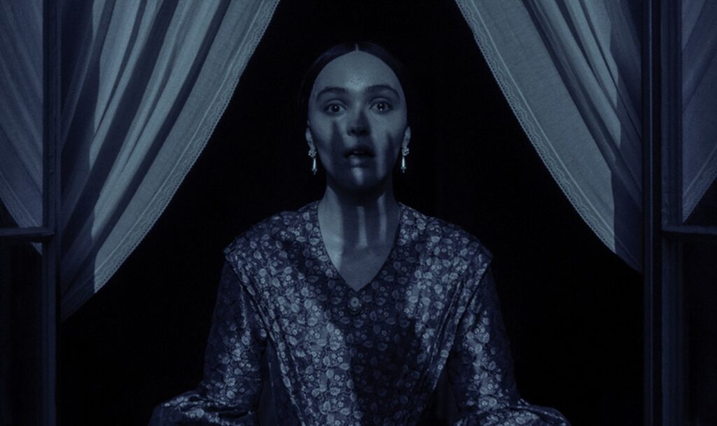 Frame che ritrae Lily-Rose Depp in Nosferatu