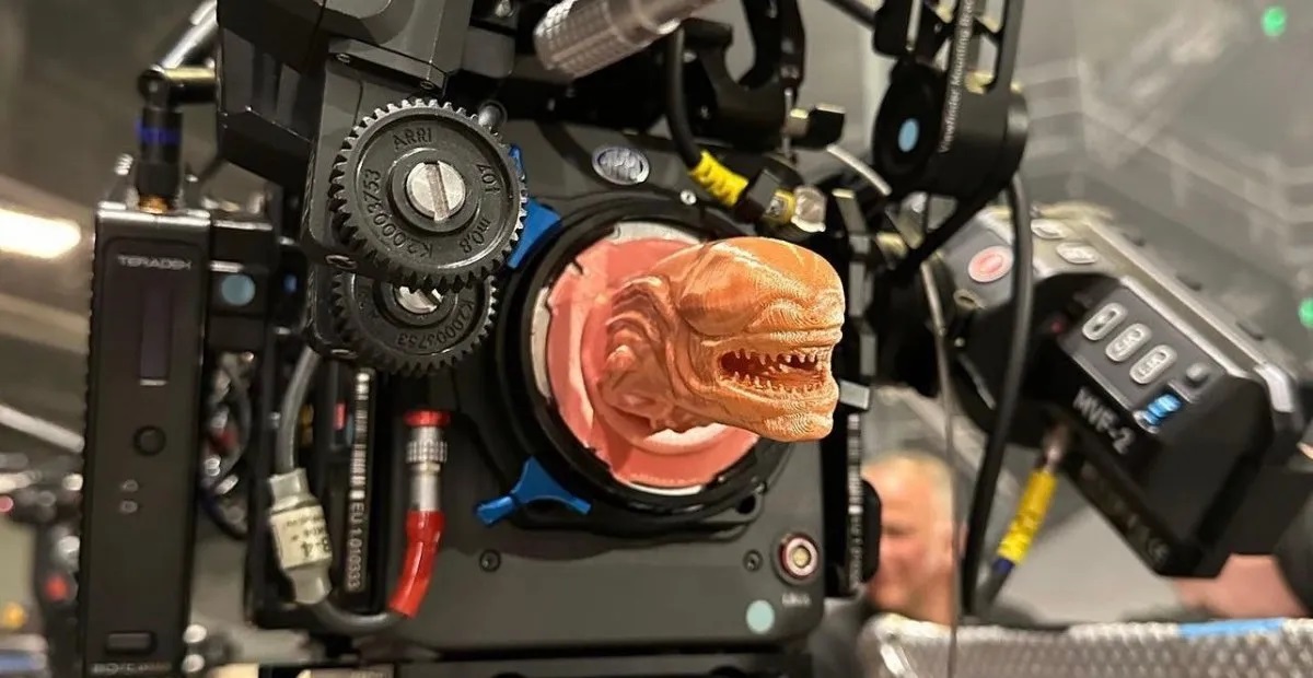 Un'immagine mostruosa dal backstage di Alien - Romulus