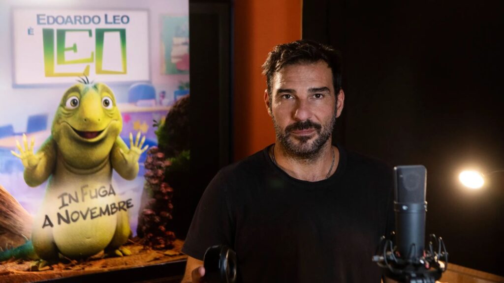 Edoardo Leo in sala di doppiaggio per Leo