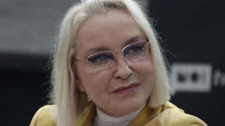 Eleonora Giorgi, come ha scoperto il tumore: un colpo di tosse e la tac Un primissimo piano di Eleonora Giorgi con gli occhiali