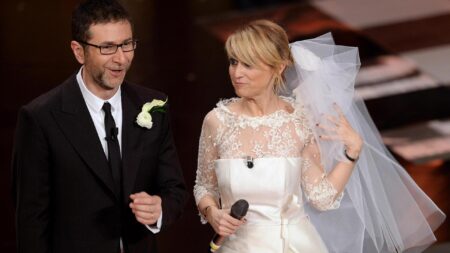 Luciana Littizzetto e Fabio Fazio stanno insieme? Luciana Littizzetto e Fabio Fazio sposi sul palco dell'Ariston.