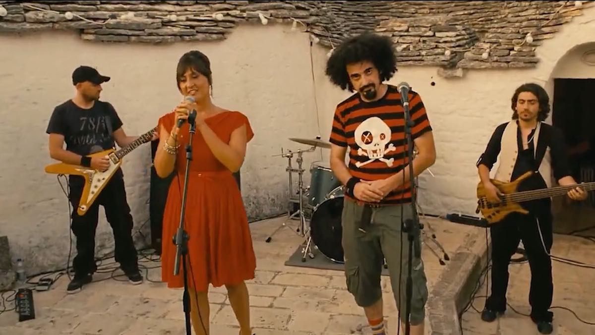 Mariangela Eboli e Caparezza in un film di Checco Zalone