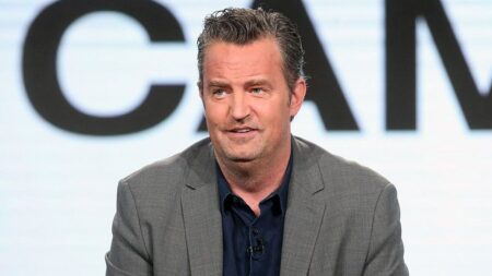 Matthew Perry, il suo patrigno fa una richiesta a un mese dalla sua morte Matthew Perry durante un intervento in un talk show americano