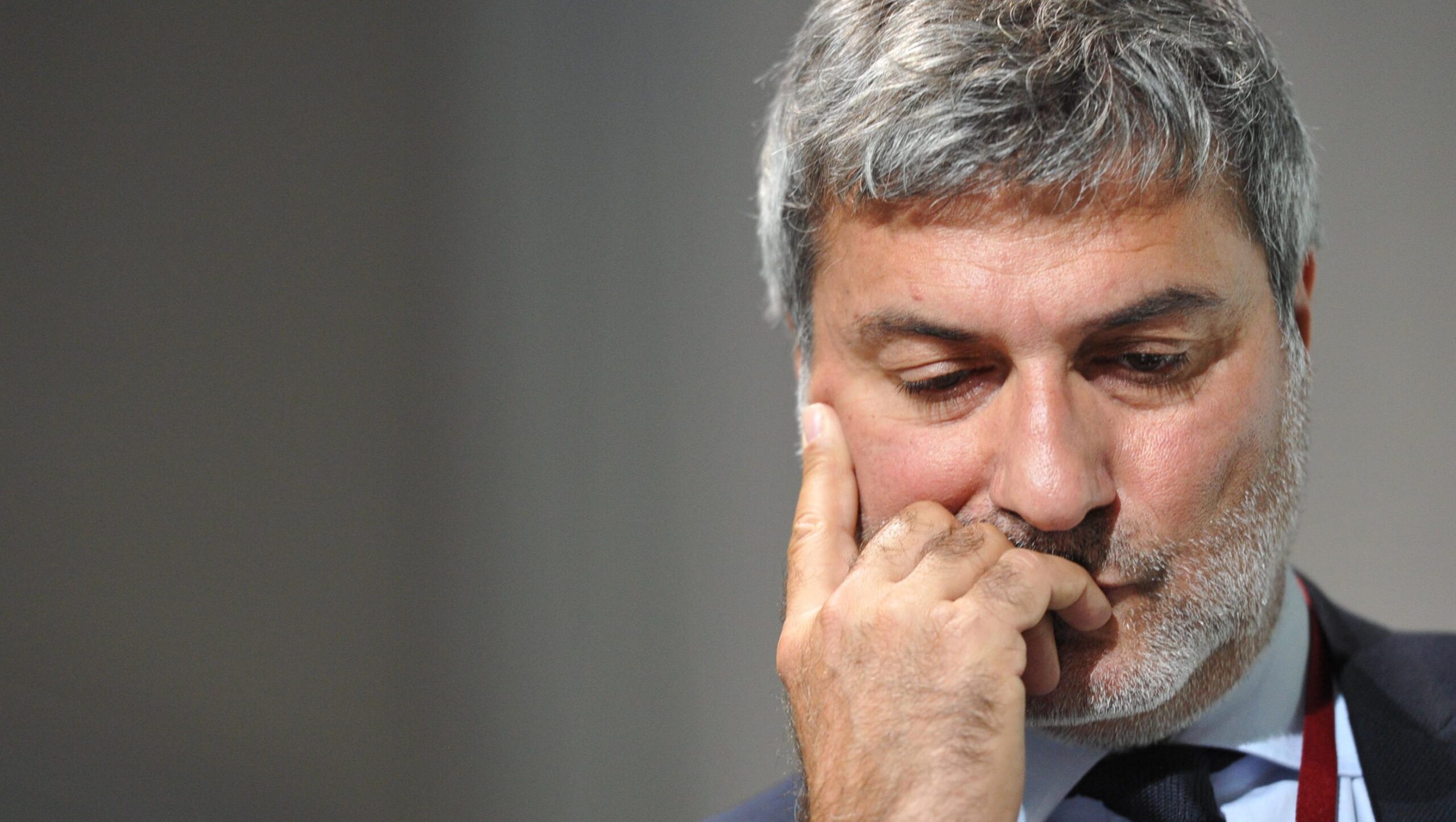 Un primo piano di Paolo Macchiarini perplesso