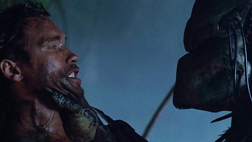 Arnold Schwarzenegger in una scena di Predator.