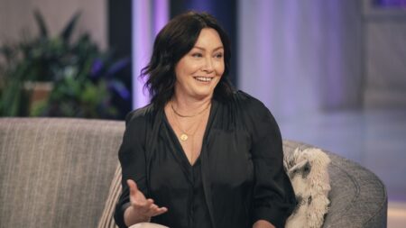 Shannen Doherty, il tumore si è esteso alle ossa: “Ma non è la fine” Fotografia che ritrae Shannon Doherty