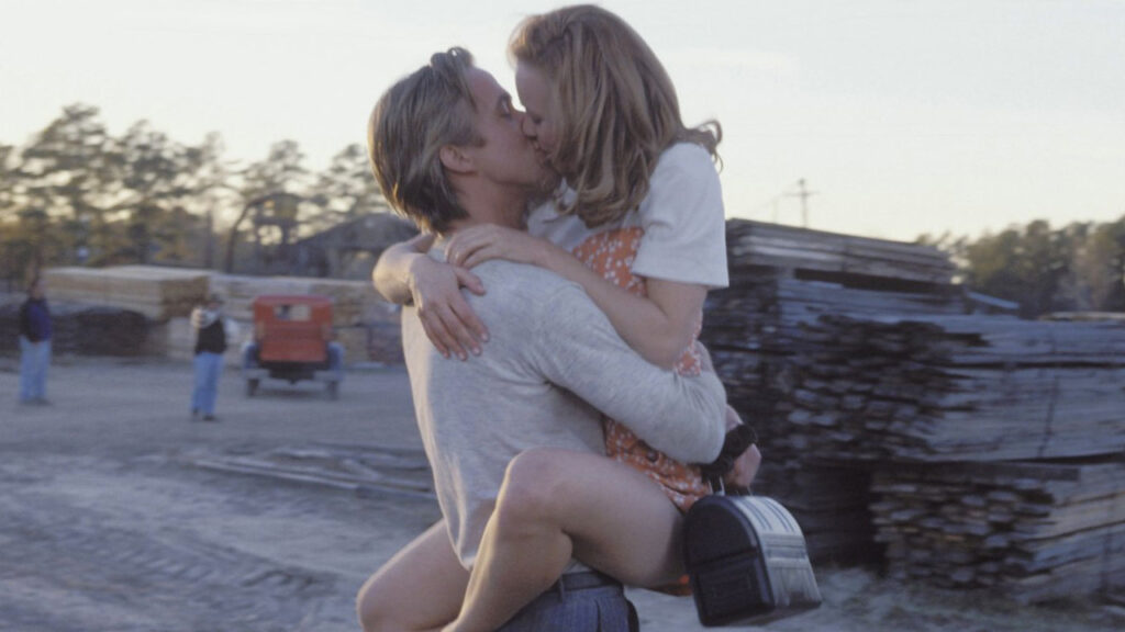 Ryan Gosling bacia Rachel McAdams in una scena di Le pagine della nostra vita