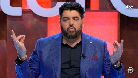 Chef Cannavacciuolo in posa zen nella seconda serata di MasterChef Italia 13