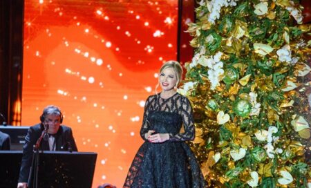 Fotografia di Federica Panicucci, conduttrice del Concerto di Natale in Vaticano