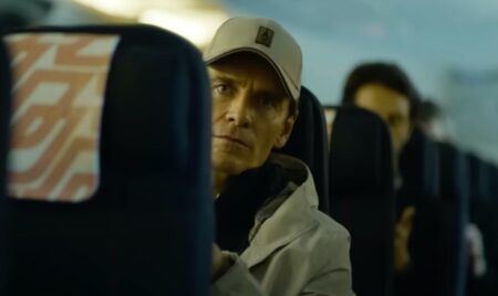 Michael Fassbender scambiato per Ewan McGregor (e firma autografi al suo posto) Frame che ritrae Michael Fassbender in The Killer