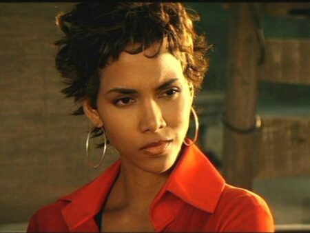Frame che ritrae Halle Berry