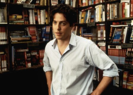 Hugh Grant, basta commedie romantiche: “Sono grasso e vecchio” Frame che ritrae Hugh Grant in Notting Hill