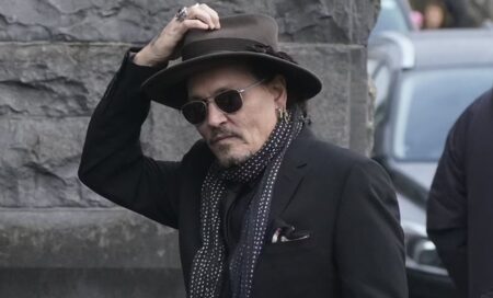 Johnny Depp al funerale di Shane MacGowan: “Preghiamo perché ci sia più compassione” Fotografia che ritrae Johnny Depp al funerale di Shane MacGowan