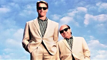 Arnold Schwarzenegger e Danny DeVito, la reunion 35 anni dopo I gemelli (FOTO) Arnold Schwarzenegger e Danny DeVito nel poster de I Gemelli