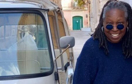 Whoopi Goldberg: Natale a Ortigia, nella salumeria della famiglia di Colapesce Fotografia che ritrae Whoopi Goldberg a Ortigia
