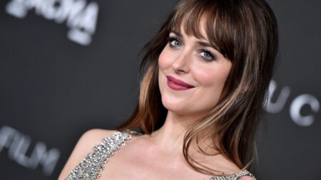 Dakota Johnson svela quante ore dorme, al giorno (e sono tante!) Dakota Johnson