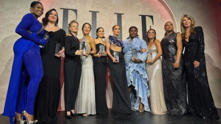 J-Lo col top metallico agli ELLE Women Award: il look è hot (VIDEO) jennifer lopez e le premiate di ELLE women award 2023