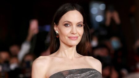 Angelina Jolie sulla malattia prima del divorzio da Brad Pitt: “Una reazione forte” Angelina Jolie