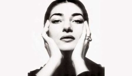 Maria Callas, la causa di morte e i problemi di cuore della Divina Un ritratto di Maria Callas in mostra al MoMa.