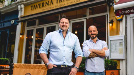 Nicolas Vaporidis, perché ha lasciato il cinema e oggi punta sui ristoranti nicolas vaporidis e il socio alessandro grappelli davanti suo ristorante di londra