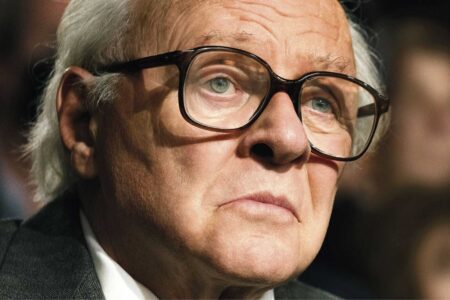 Un primo piano di Anthony Hopkins in One Life