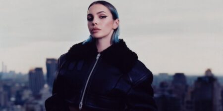 Chi è Rose Villain, la cantante in gara a Sanremo 2024, capelli azzurri e “dark” Una foto di Rose Villain