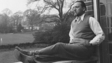 Dino Grandi seduto su un davanzale