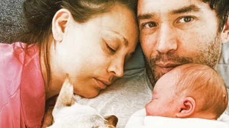 Kaley Cuoco, lite in aereo con una donna per un carillon: “L’avrei strozzata” Kaley Cuoco, il compagno Tom Pelphrey e la figlia Matilda a pochi mesi