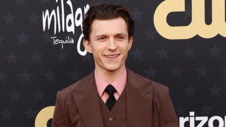 Tom Holland su Spider-Man, Zendaya e quella battuta che nessuno capisce Tom Holland in Prada ai Critics Choice Awards